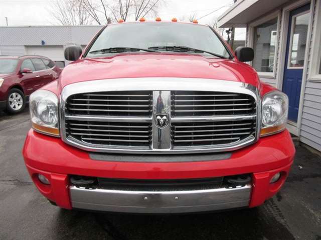 2006 Dodge Ram Pickup 2500 Laramie 4dr Mega Cab 4WD SB